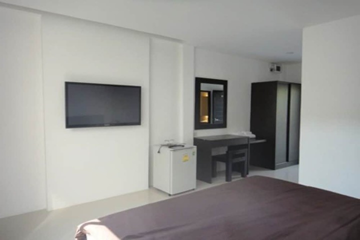 Room 6 of 13