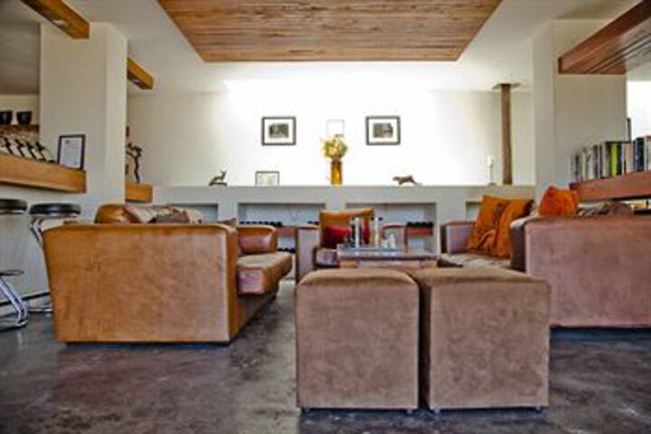 Lounge 38 of 56