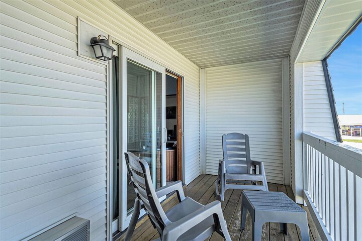 Classic King Bed Lake View Accessible (2 of 109)
