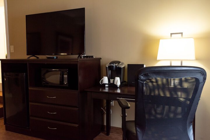 1 King Accessible Comm Assist Roll in Shower Microwave, Refrigerator WiFi Full Breakfast (1 of 25)
