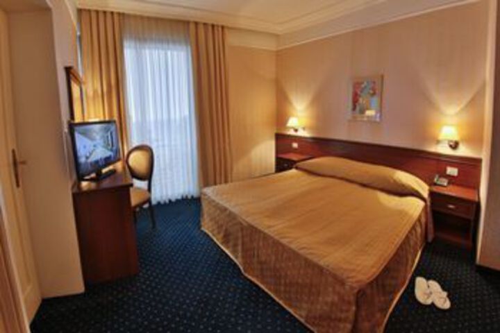 Room 8 of 38