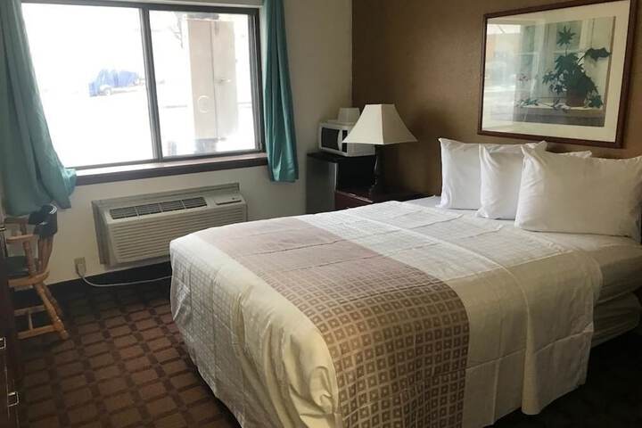 1 Queen Bed (5 of 6)