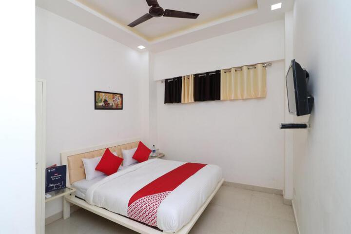 OYO Hotel Golden Leaf