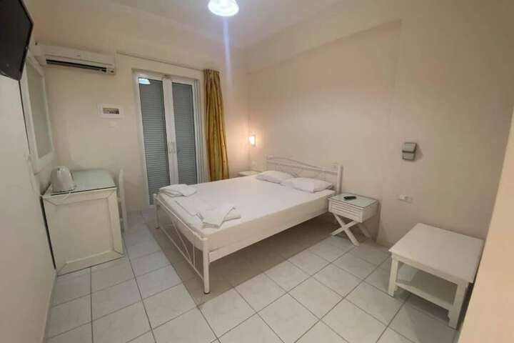Room 9 of 33