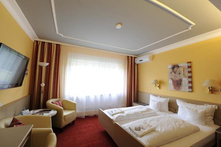 Room 12 of 32
