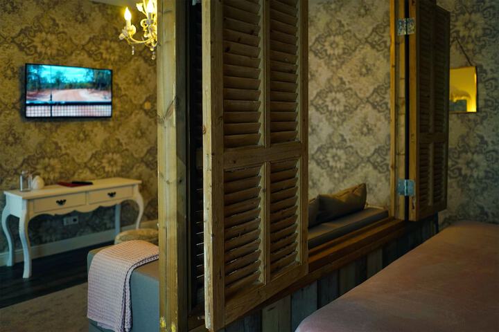 Room 12 of 32