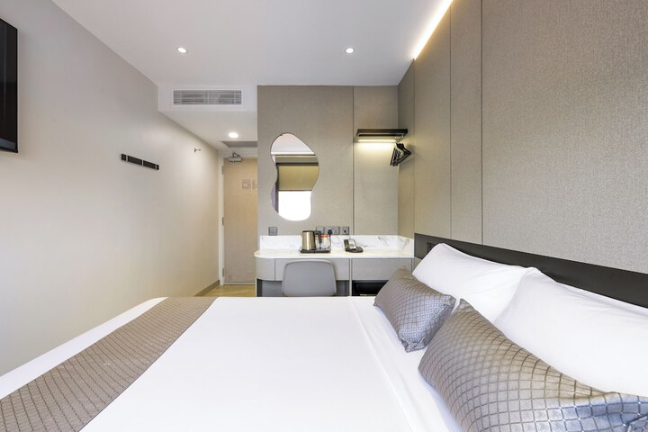 Room 12 of 16