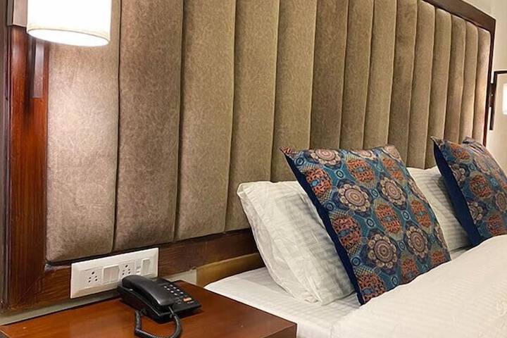 Room 5 of 11