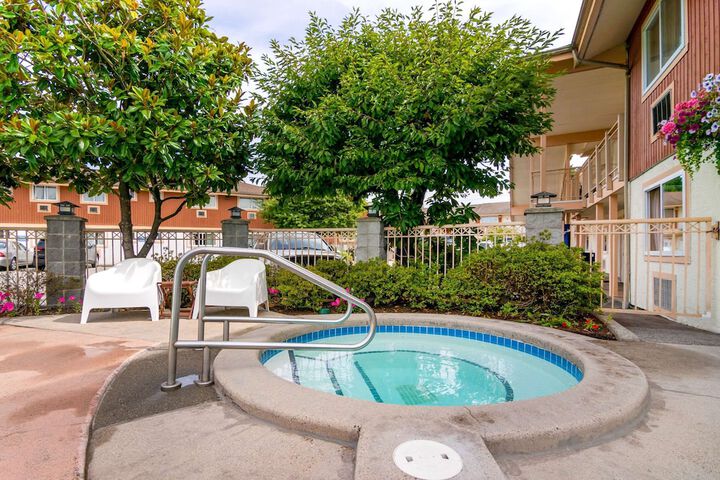 Swimming pool at Econo Lodge Inn & Suites