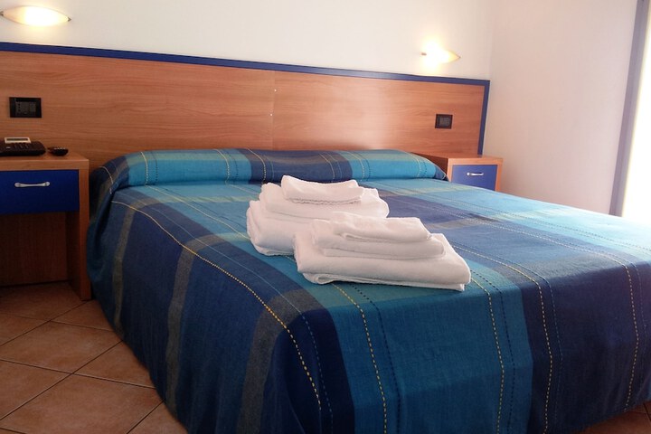 Room 6 of 37
