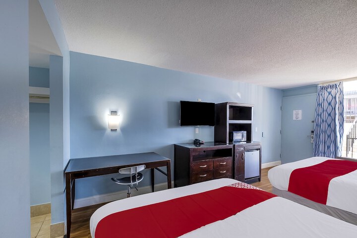 2 Queen Beds (1 of 7)