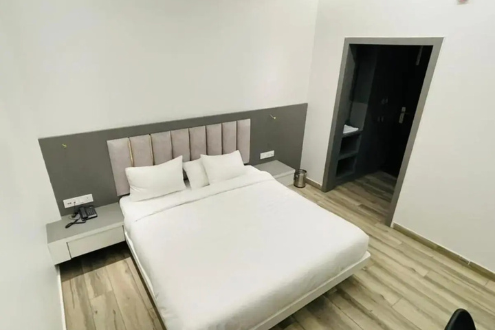 Room 5 of 16