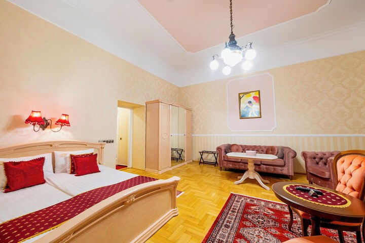 Room 33 of 83