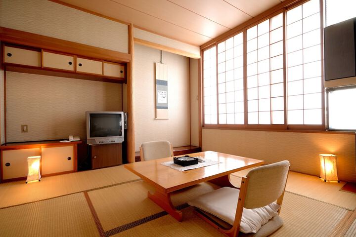 Room 5 of 16