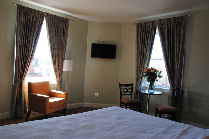 1 King Bed Accessible (16 of 24)