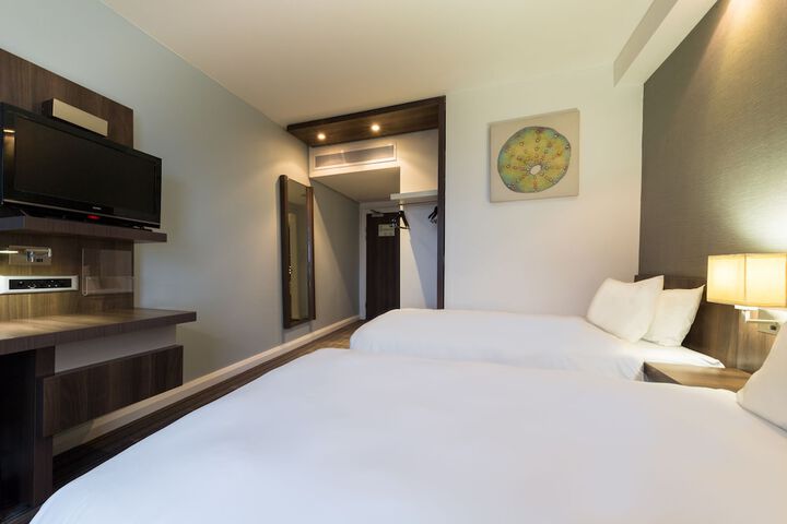 Room 5 of 187