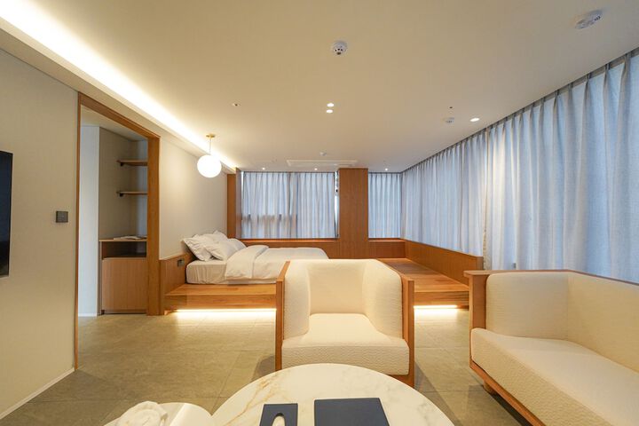 Room 27 of 76