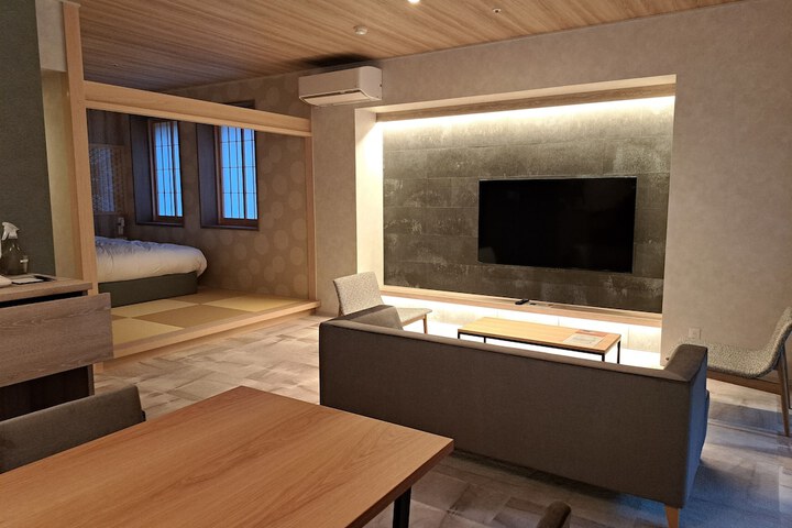 Room 11 of 107