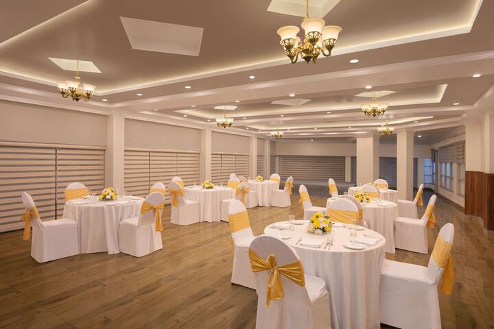 Ballroom/Hall 21 of 23
