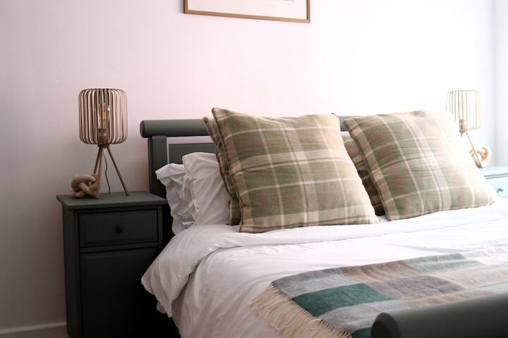 Room 2 of 28