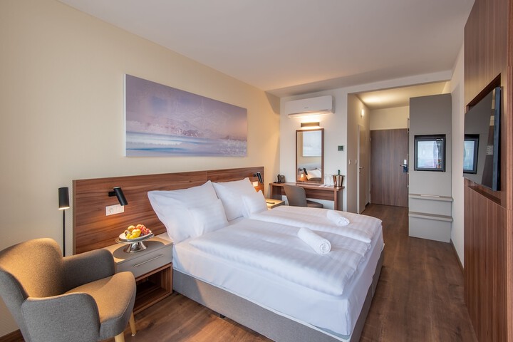 Room 3 of 28