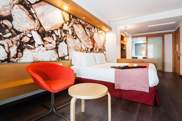 Room 5 of 28