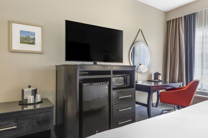 1 King Bed (2 of 17)
