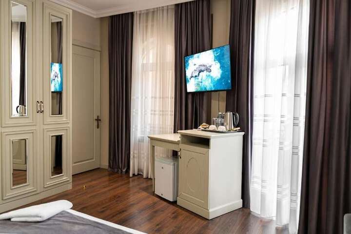 Room 33 of 84