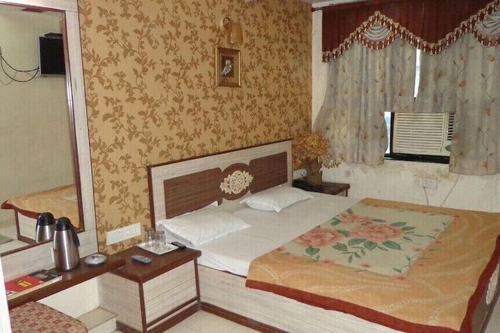 Room 8 of 18