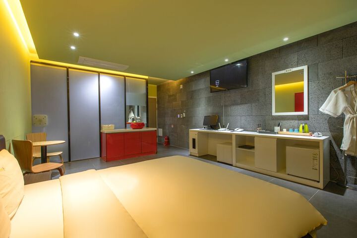 Room 17 of 40