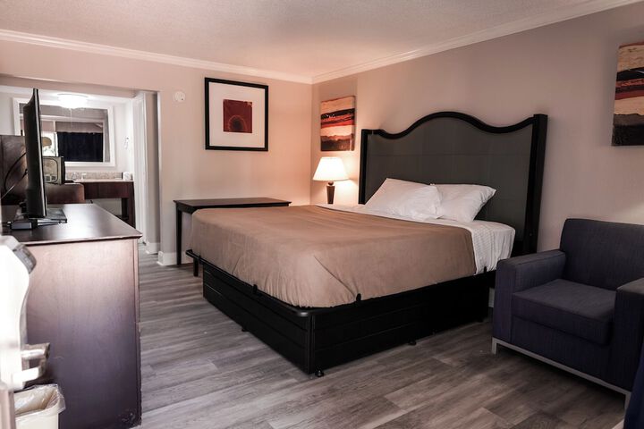 1 King Bed (8 of 9)
