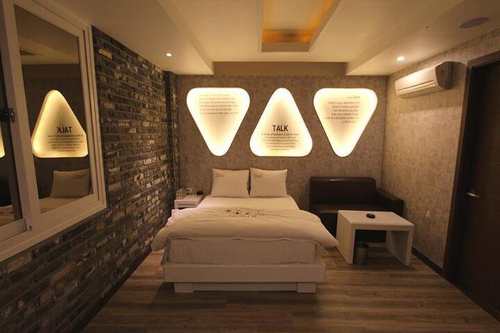 Room 3 of 5