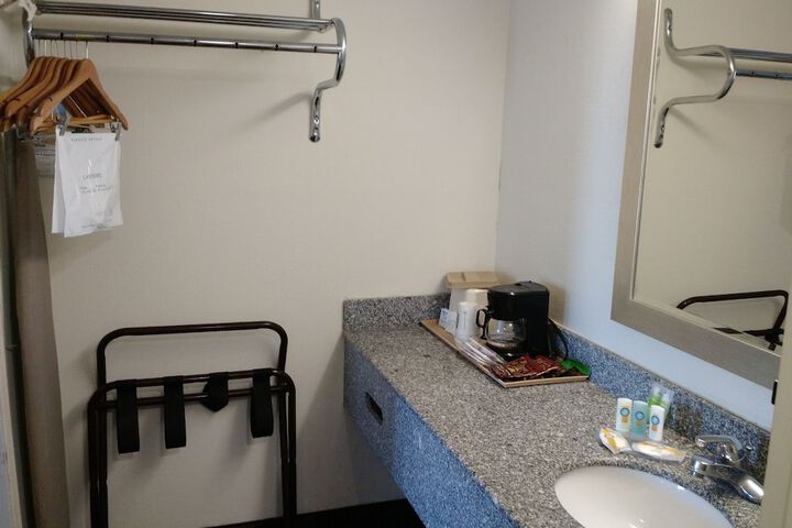 1 Queen Bed Accessible (9 of 13)
