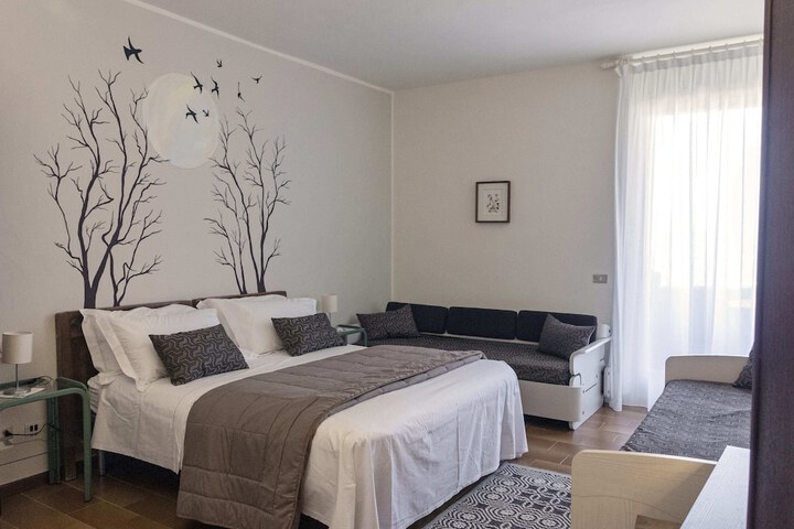 Room 4 of 32