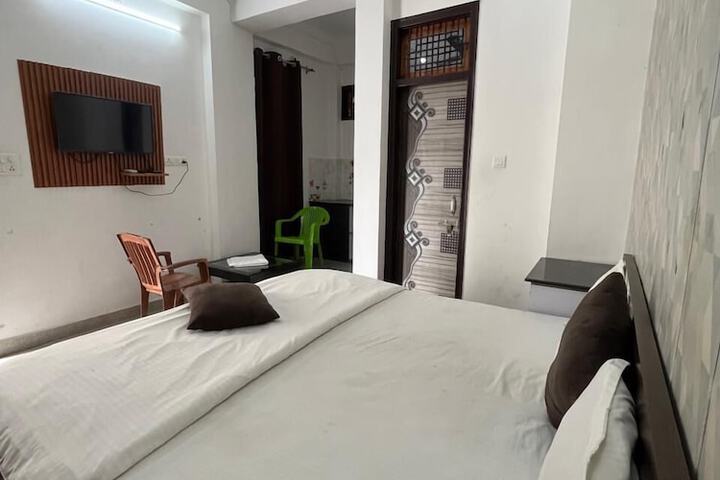 Room 4 of 15