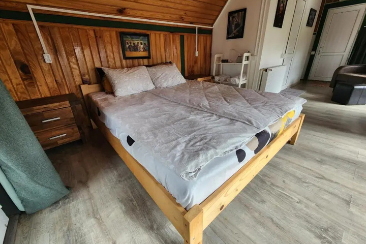 Room 6 of 12