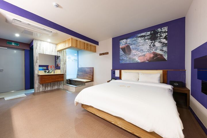 Room 9 of 50