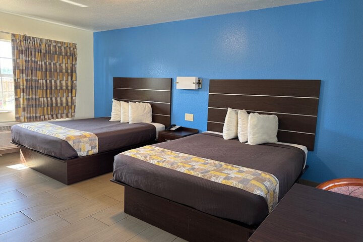 2 Queen Beds (1 of 8)