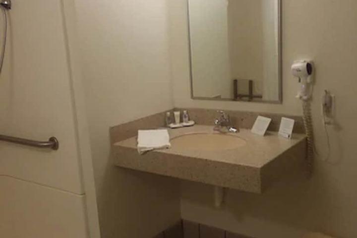 1 Queen Bed Accessible (7 of 9)