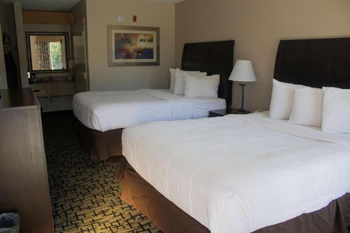 2 Queen Beds Communication Assistance Desk Microwave and Refrigerator Continental B (2 of 6)