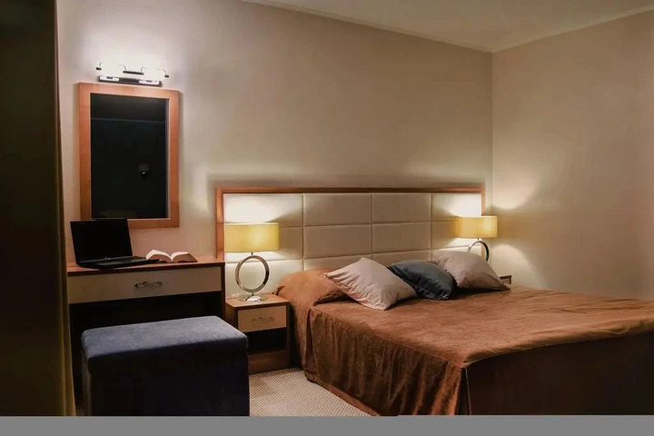 Room 5 of 8