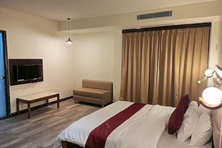 Room 7 of 16