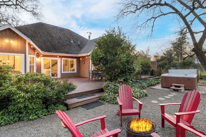 Valley of the Moon by Avantstay Tranquil Escape Large Yard w / Hot Tub & Fire Pit