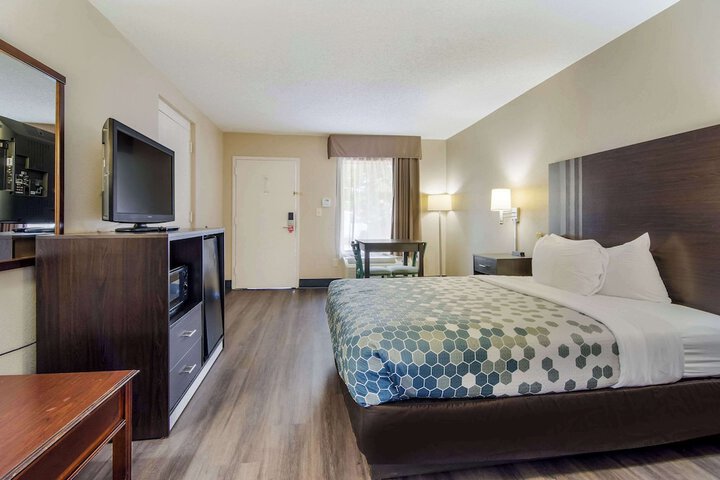 1 Queen Bed (14 of 15)