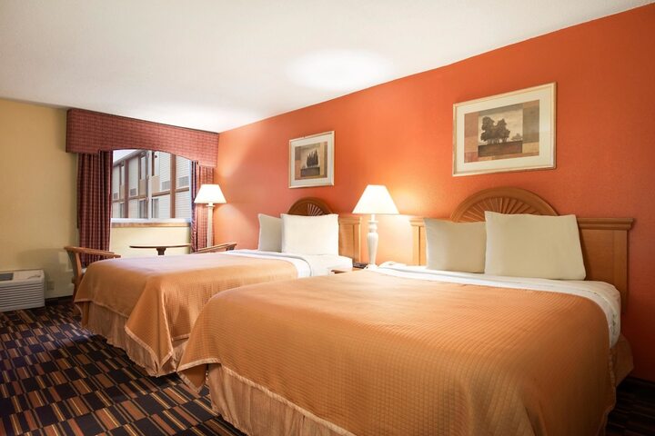 1 Queen Bed Accessible Room (7 of 8)