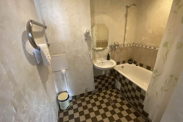 Room 73 of 272