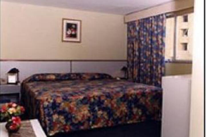 Room 4 of 8