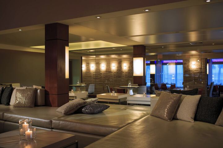 Lounge 129 of 165