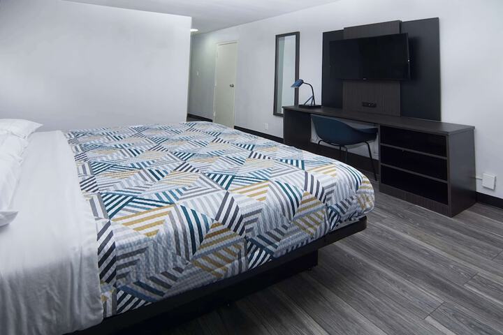 1 King Bed (2 of 8)