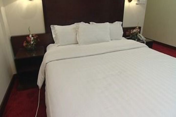 Room 10 of 27